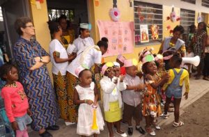 Petite Soeur Valeria avec les enfants à Kinshasa